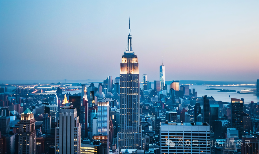 千库网_美国纽约黄昏时分曼哈顿天际线和帝国大厦的景色_摄影图编号20620138.png